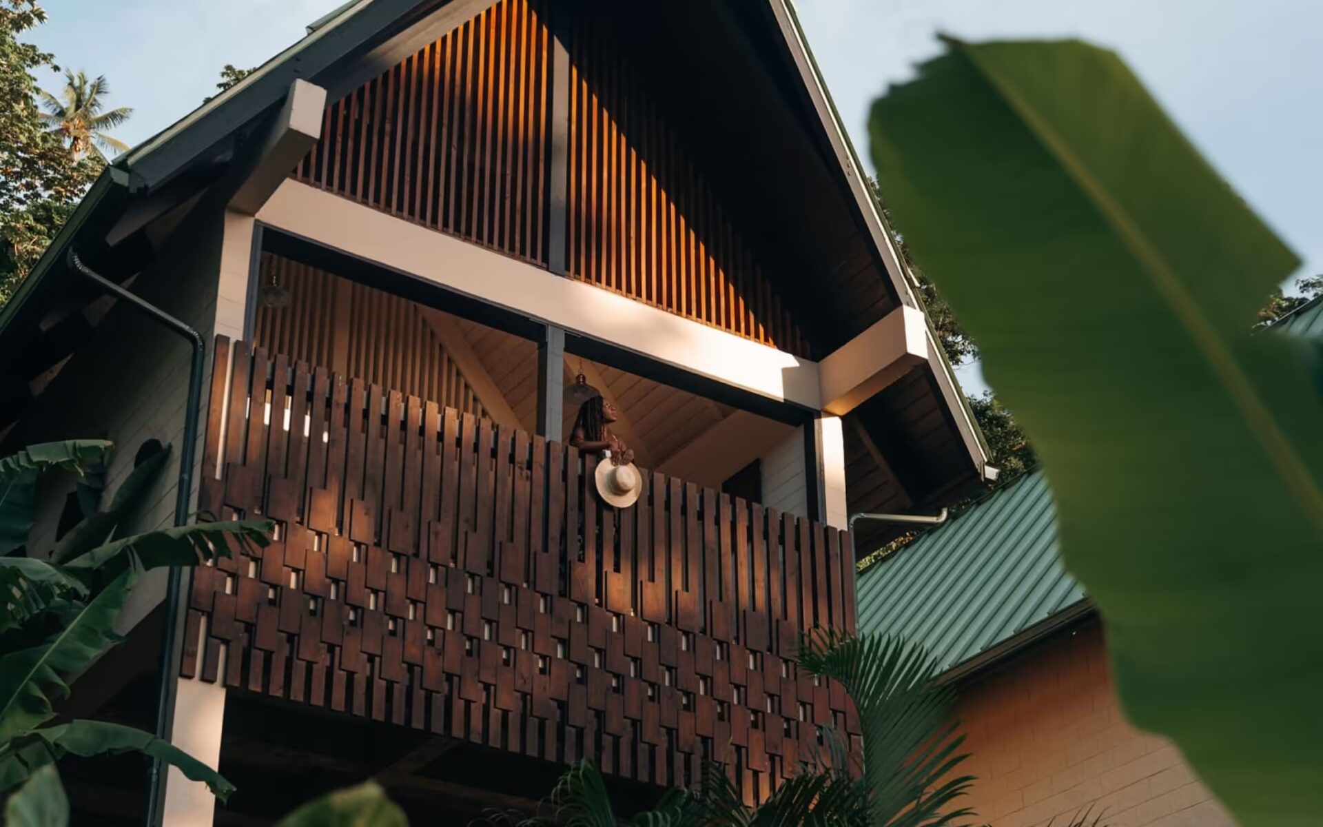 Luxe-Lodge-exterior_matt-Wild-landscape